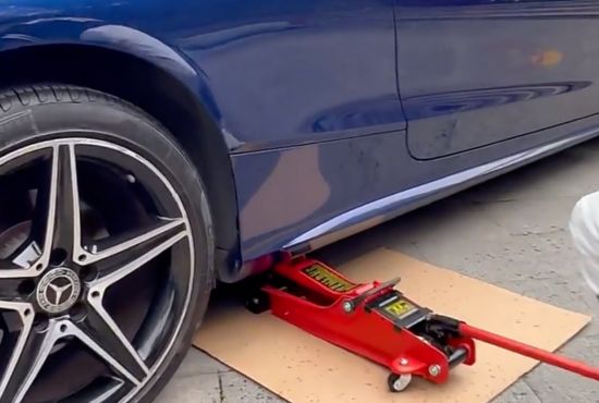 Hydraulic Floor Jack in car use.